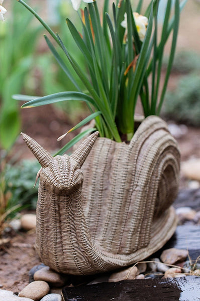 Cute Snail Statues, Garden Animal Statues, Snail Flowerpot for Garden Decoration, Unique Modern Garden Sculptures, Creative Villa Outdoor Gardening Ideas-artworkcanvas