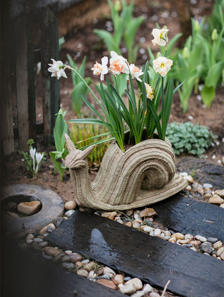 Cute Snail Statues, Garden Animal Statues, Snail Flowerpot for Garden Decoration, Unique Modern Garden Sculptures, Creative Villa Outdoor Gardening Ideas-artworkcanvas